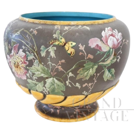 Vaso vintage in ceramica dipinta con fiori, farfalle e uccelli                            