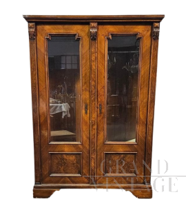 Vetrina antica in legno di noce intagliato                            