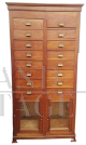 Cassettiera da ufficio vintage con 16 cassetti e due ante a vetro