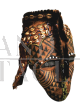 Maschera tribale africana antica con perline e pelle di leopardo