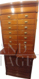 Schedario vintage in legno con cassetti e serrandina alla base                            