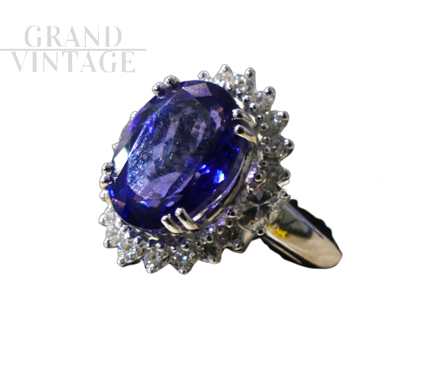  White gold ring with diamonds and large central tanzanite                           