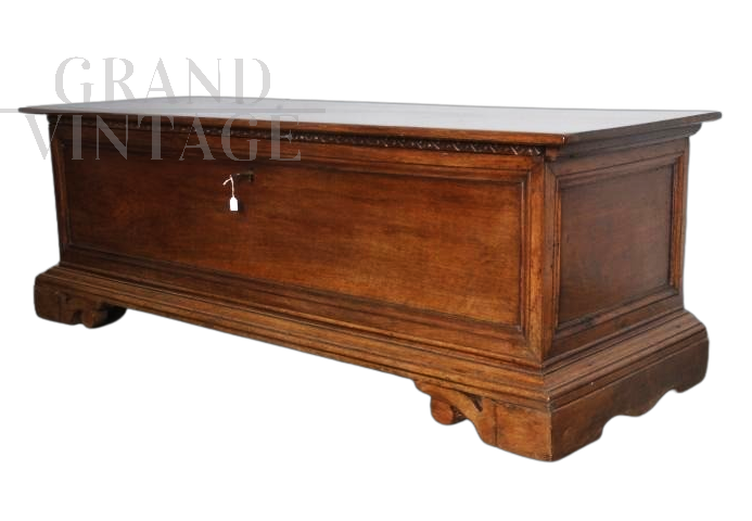 Antique Emilian chest from the end of the 17th century in single walnut planks         