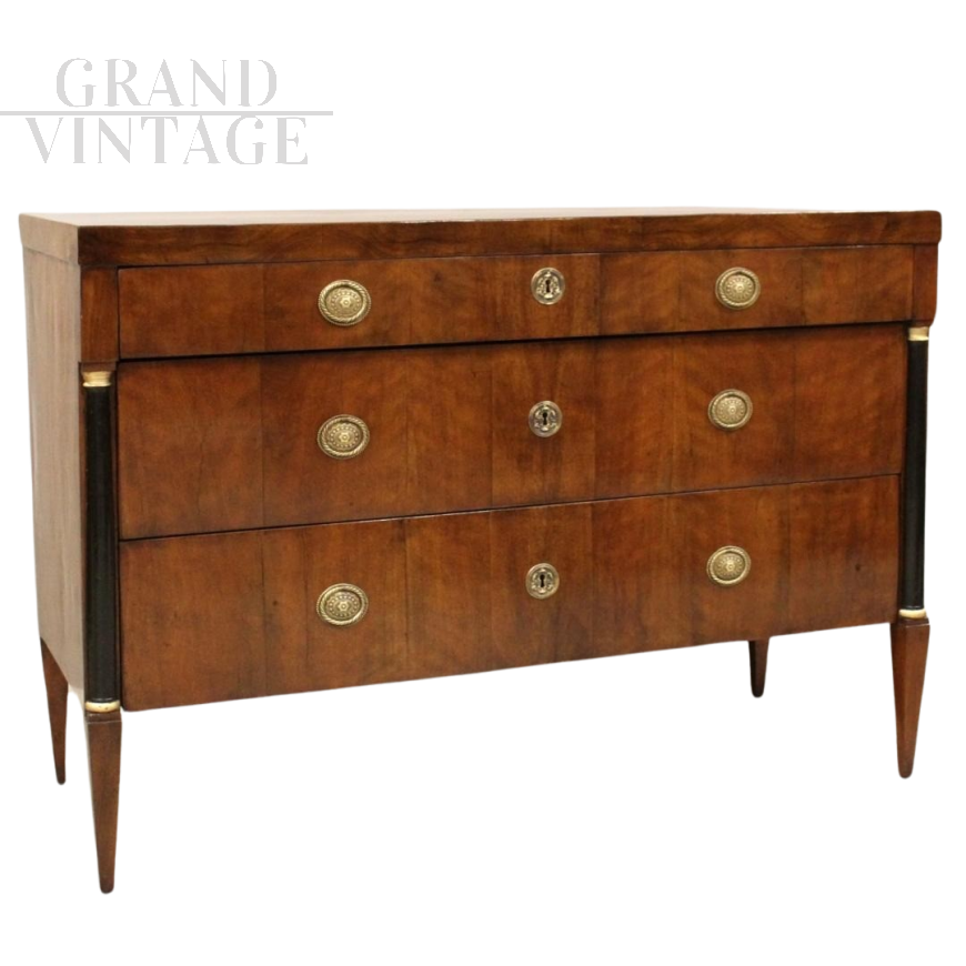 Antique Directoire chest of drawers in walnut, Italy 18th century