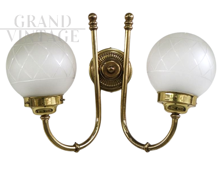 Vintage 1950s wall light in brass with glass spheres