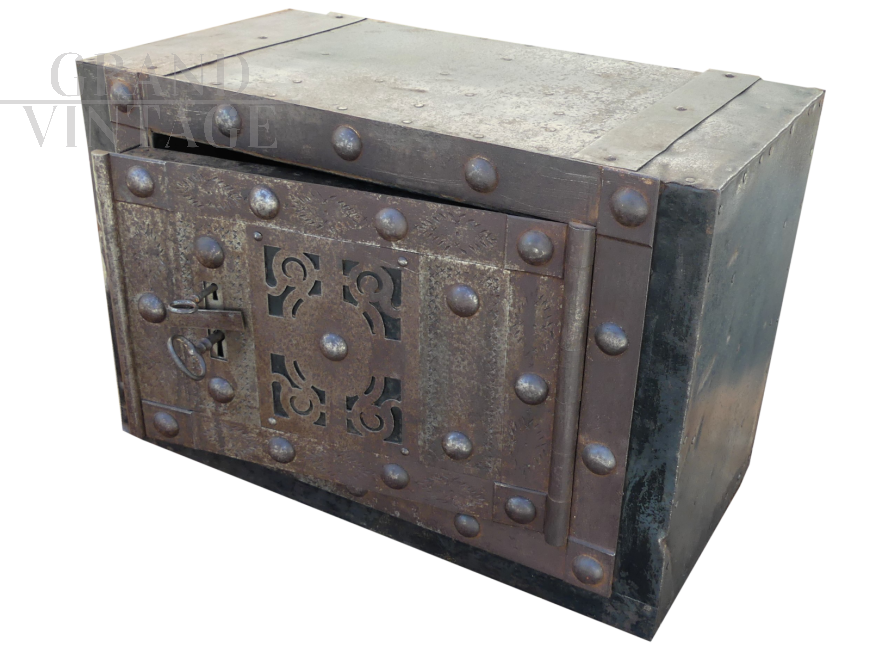 Antique safe from the 19th century in working condition