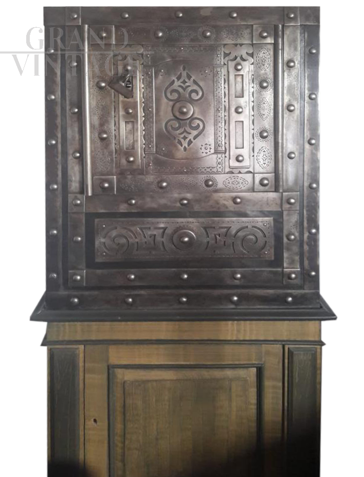 Strongbox safe from the end of the 19th century     
                            
