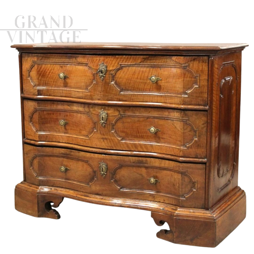 17th century Italian walnut chest of drawers
