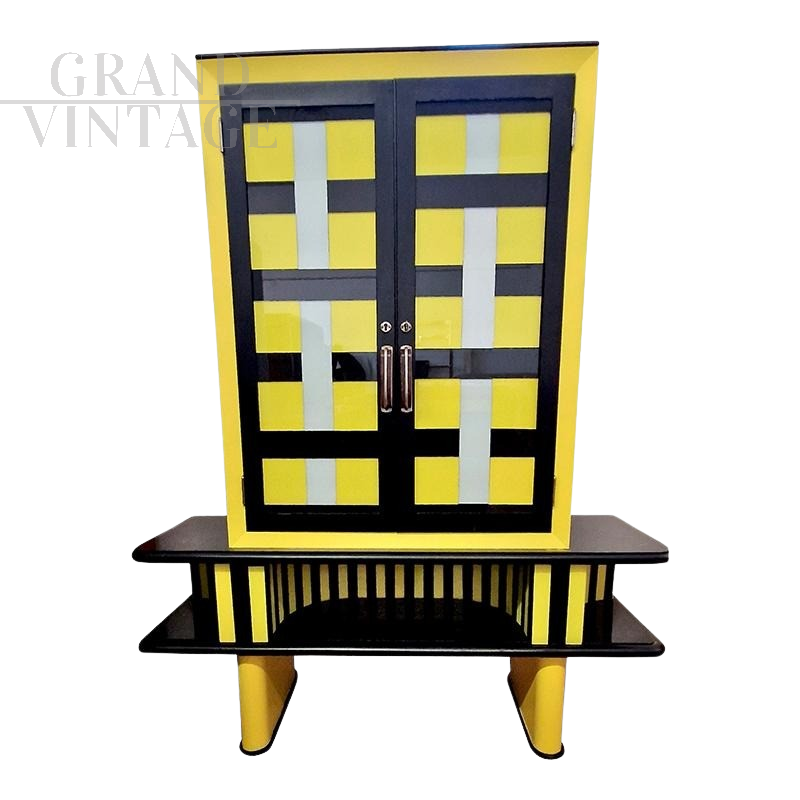 Design pantry sideboard in yellow and black glass