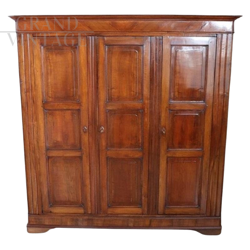 Large antique wardrobe in solid walnut from the mid-19th century