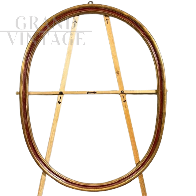Large antique oval frame from the 17th century lacquered in gold and burgundy   