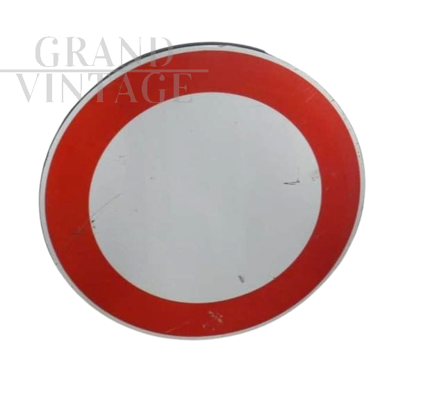 Vintage no-passing road sign, Italy 2004