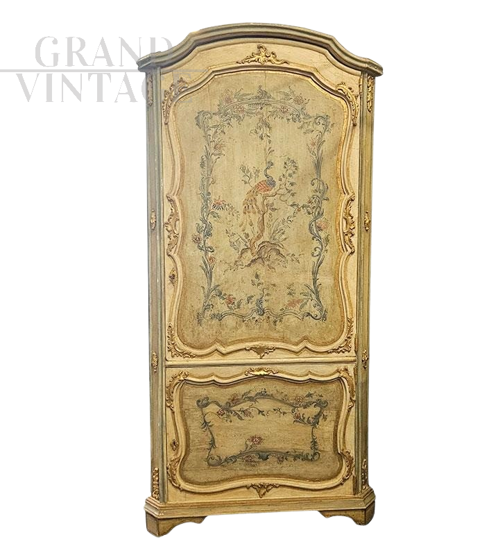 Antique corner cabinet in lacquered and gilded wood with floral motifs