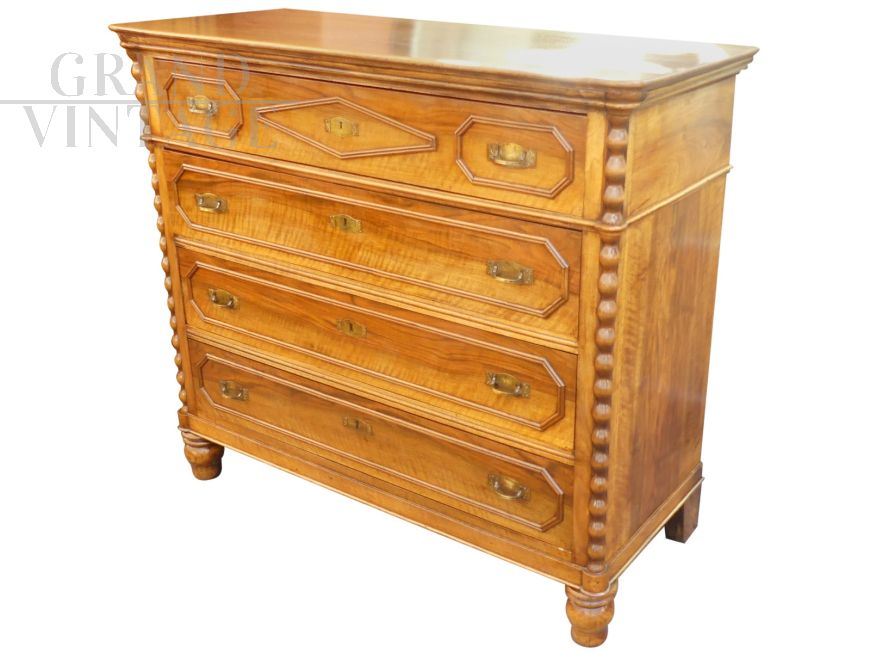 Late 1800s chest of drawers in solid walnut