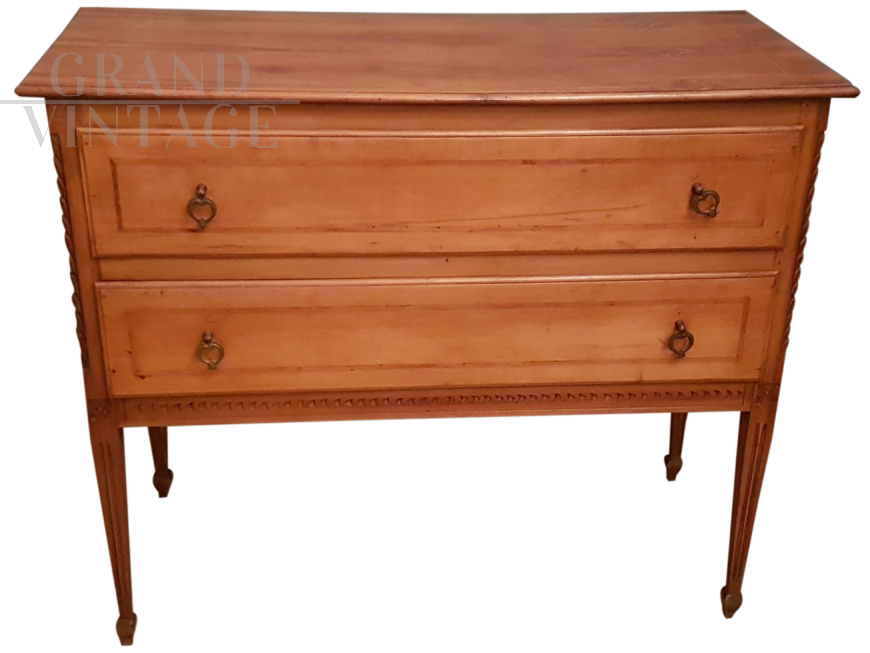 Light wood chest of drawers from the early 1900s