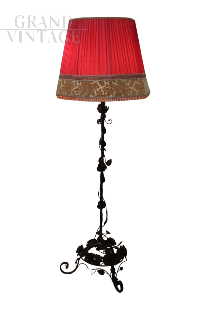 Art Nouveau floor lamp in wrought iron with floral motif    