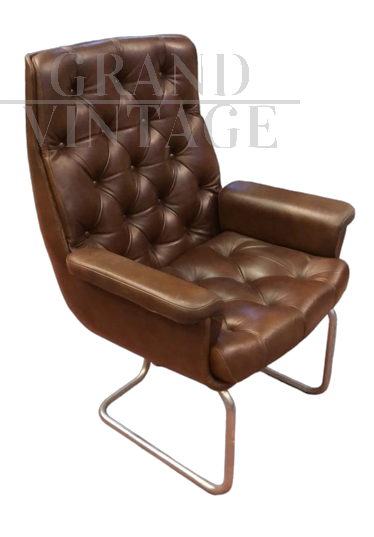 Directional vintage armchair in capitonné leather                        