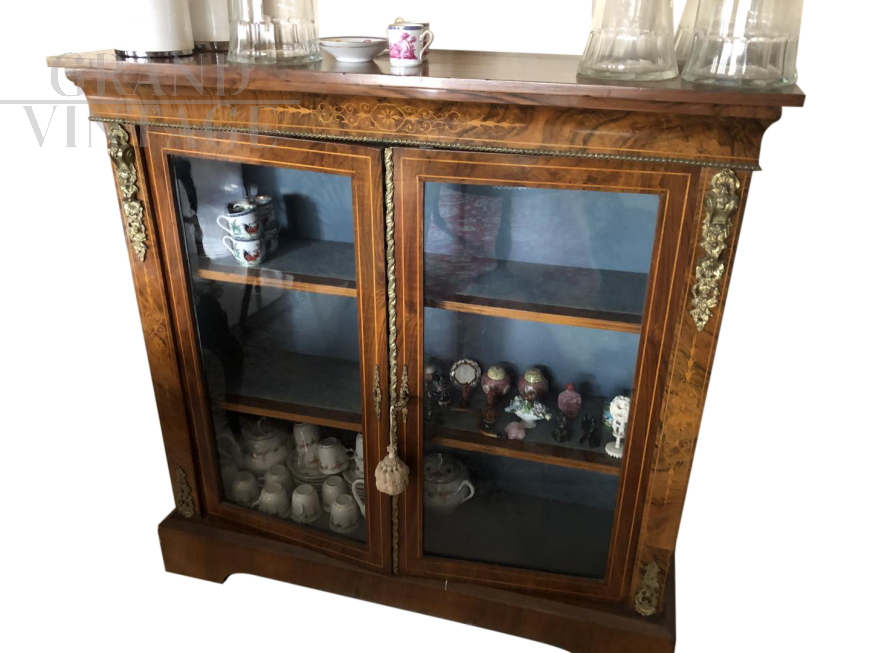 Antique English curio cabinet from the 19th century in walnut briar