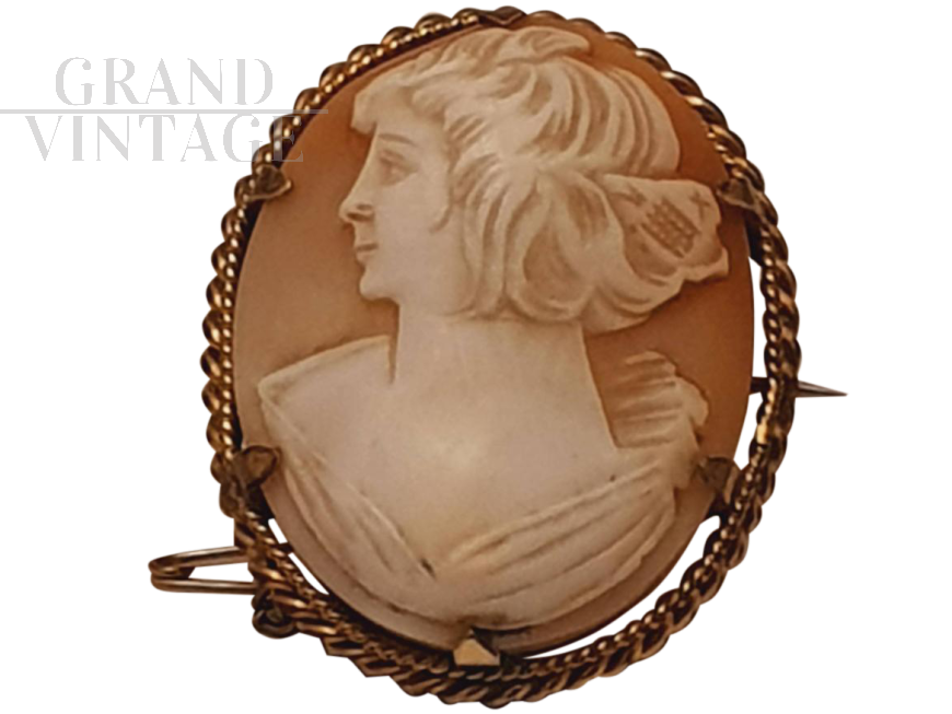 Brooch with original vintage cameo with profile of a woman