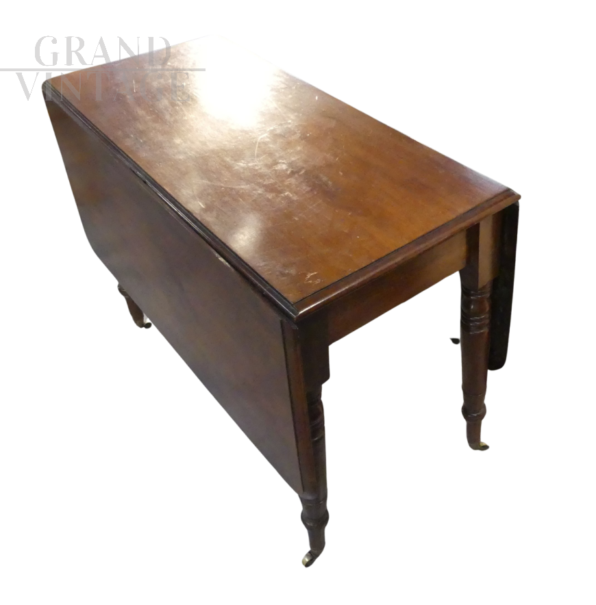 Extendable English pembroke table