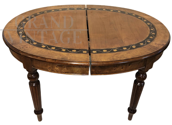 Extendable oval table from the 1930s with inlays