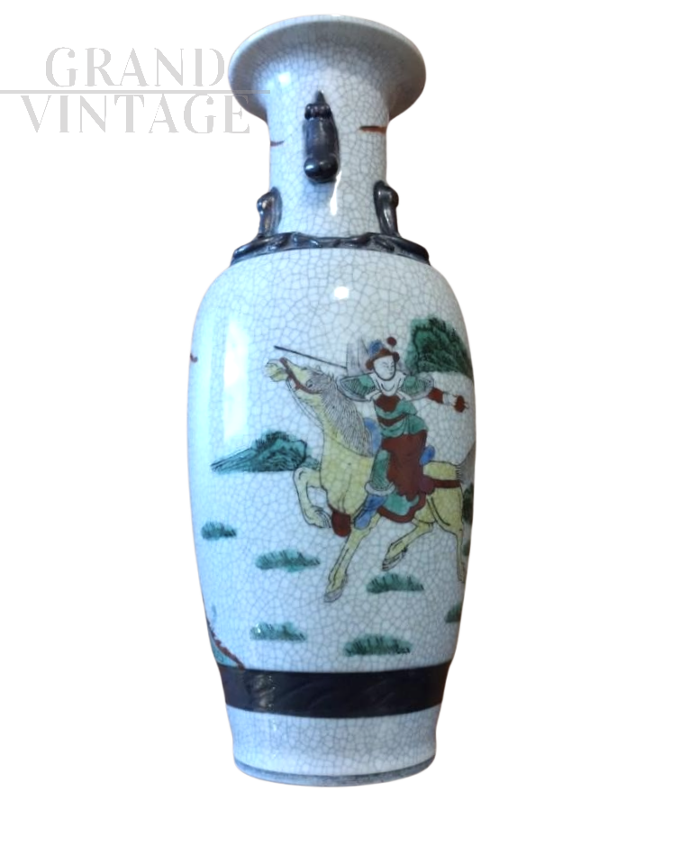 Chinese Nankino vase from the early 1900s in painted ceramic 